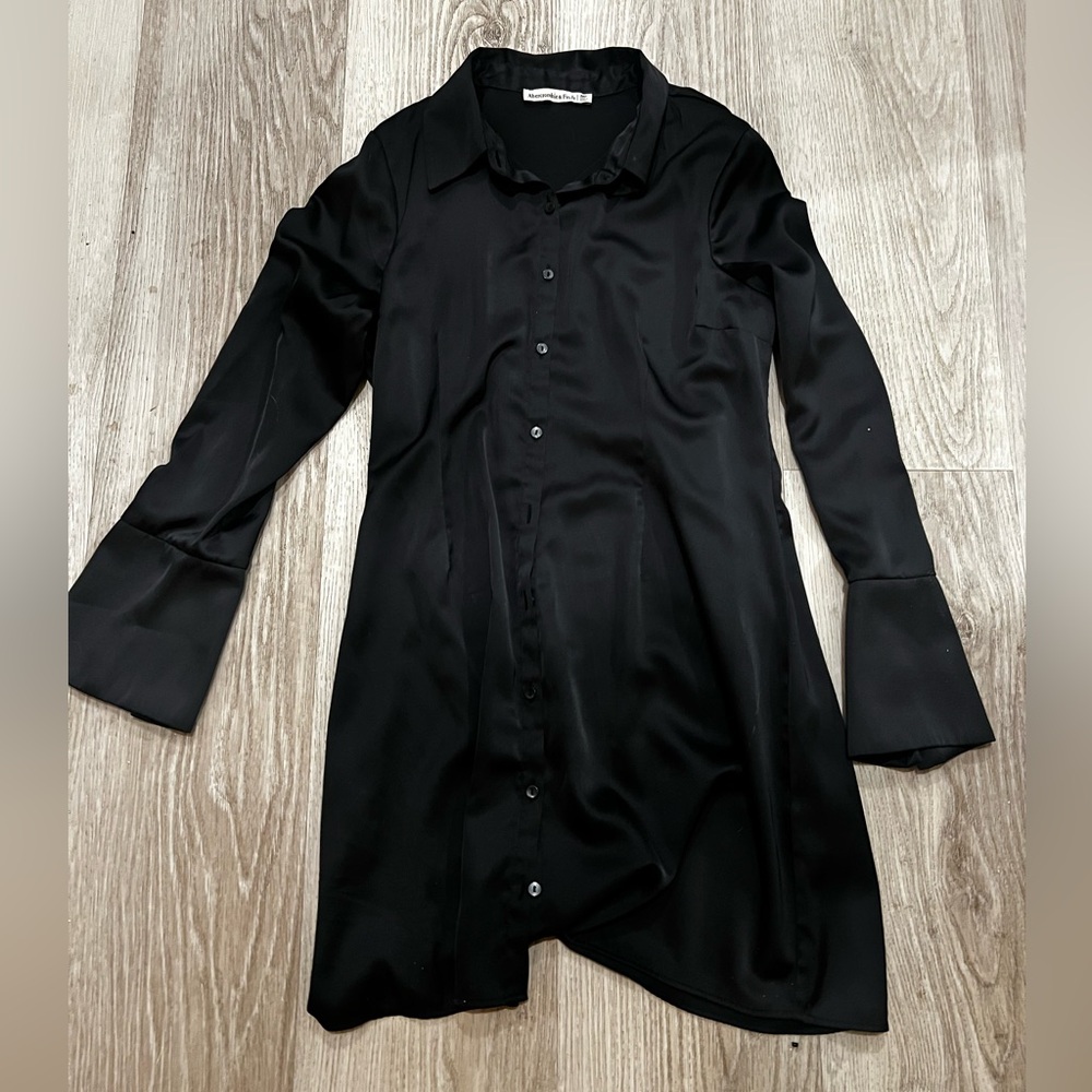 Super cute all black dress from Abercrombie. Perfect for the spring!